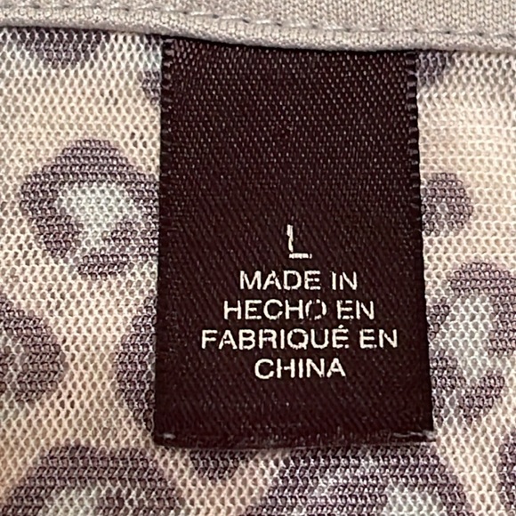 Skye’s the limit V Neck Top with Cascading Ruffle Size Large - Picture 4 of 9